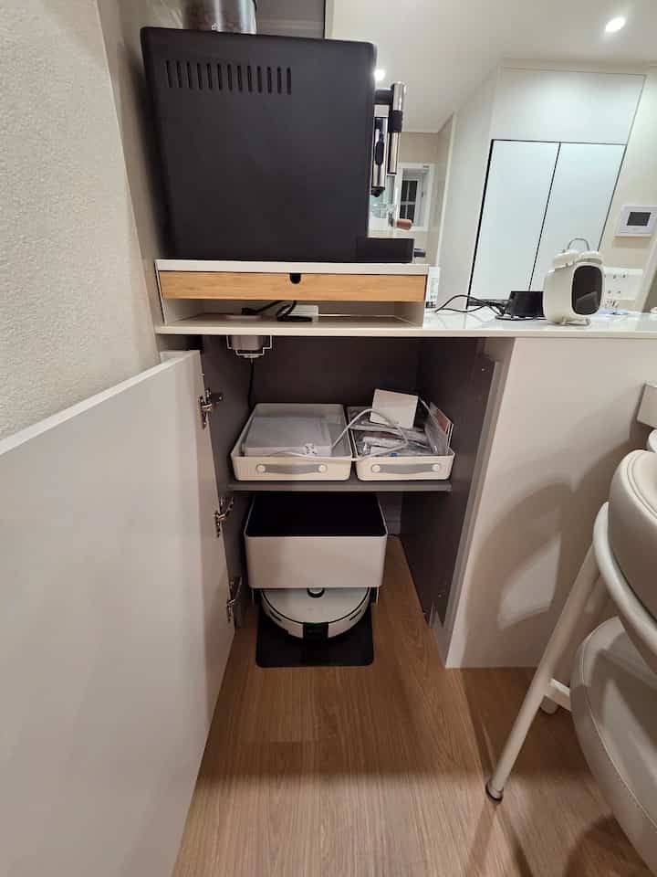 私たち夫婦だけの充実した収納スペースが隠れています。上の棚には細かい生活用品を白い収納箱の2つに分けてしっかり入れておくと一気にきれいに整理されたんですよ。そして、その下のゆったりとした空きスペースには、私たちの家の床を担当するロボット掃除機の歩みをぴったりとしたものにしてくれました。

閉じておけば柿のように隠されながらも必要なたびに銅線のねじれなく楽に取り出して使えるので、収納スペースが大切なこの構築2ベイアパートで私が本当に愛情のあるところです。  

目に見えるきれいな空間と同じくらいこんなに見えないところまで、私たちだけのやり方で端正に満たしていくと、とても気持ちいいです。隣人たちは、細かいサリムサルや体積を占める家電をどのようにきれいに隠して収納していますか？狭い空間の活用度を高めてくれる隣人だけの優しい収納蜂蜜チップがあれば私にもオススメしてください！

＃新婚夫婦の日常＃新婚ハウスインテリア＃構築2ベイ＃構築アパートインテリア＃ホワイトウッドインテリア＃キッチンインテリア＃キッチン装飾＃ホワイトキッチン＃オンラインハウス＃今日の家＃ホームカフェ＃ホームカフェインテリア＃ハニーカフェ収納＃収納整理＃収納＃ロボット掃除機収納＃生き残り記録＃コンスープ記録集 