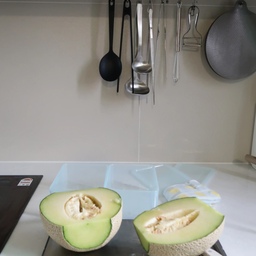 #콘수프기록집 #현명한소비
선물로 받은 달달한 멜론을 손질해요🍈🤍
과일을 썰어서 보관할때는 냉장.냉동용기로 손이 자주가는
땡스소윤 용기를 자주 이용해요 ˙ᵕ˙
냉장뿐만 아니라 냉동용기로도 사용가능해서
불고기거리를 소분하여 얼려두고 보관하기도 좋아요!
주방에서 없어서는 안될 아이템이랍니다🫶🏻
#땡스소윤 #냉동용기 #냉동실용기 #냉동실정리용기 
#냉장용기 #냉장냉동용기 #보관용기 #주방살림템 #맞팔