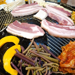 즐거운 추석연휴 보내고 계신가요? 오랜만에 신랑쪽 30년지기 친구분들과 함께 만나서 이바돔 감자탕에서 
맛난 삼겹살 먹었어요. 
다들 나이가 드니 부모님 어르신들이 다들 편찮으시다는 소식에 슬펐지만 열심히 살아내고 있고 건강유지 잘하는게 복이라는 생각도 들더라고요. 다들 건강하세요! 
#오늘의우리집 #콘수프기록집 #삼겹살구이 #친구모임 #먹기록 #취미 #취향 #맞팔 #소통 
