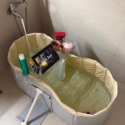 따뜻한 물을 찰랑찰랑하게 받고 반신욕 덮개 위에 태블릿을 올려 잔잔한 재즈 음악을 틀어두니, 평범했던 욕실이 순식간에 저만의 감성 홈스파 공간으로 변신했어요. 좋아하는 입욕제 하나 퐁당 떨어뜨리고 따뜻한 차 한 잔과 함께 몸을 푹 담그고 있으면 하루의 피로가 눈 녹듯 사르르 사라지는 기분이에요. 매일 예쁜 주방에서 다정하게 즐기던 홈카페 시간만큼이나, 요즘은 이렇게 물소리 들으며 반신욕 하는 시간이 제 최애 힐링 타임이 되었답니다.
​좁은 공간에서도 이렇게 확실한 행복을 누릴 수 있다니 왜 진작 안 샀나 싶을 정도예요! 이웃님들은 집에서 반신욕을 즐기실 때 어떤 입욕제나 배쓰솔트를 가장 즐겨 쓰시나요? 하루의 마무리를 더욱 향기롭고 포근하게 만들어 줄 이웃님들만의 힐링 욕실템이 있다면 저에게도 다정하게 추천해 주세요!
​#신혼부부일상 #신혼집인테리어 #구축2베이 #구축아파트인테리어 #화이트우드인테리어 #욕실인테리어 #작은욕실인테리어 #화장실꾸미기 #온라인집들이 #오늘의집 #홈스파 #반신욕 #이동식욕조 #접이식욕조 #반신욕트레이 #욕실템추천 #입욕제 #힐링타임 #새댁일상 #콘수프기록집