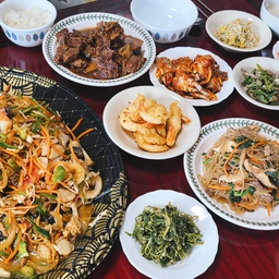 #연휴에뭐하집 #가족모임
💛 추석 연휴 잘 보내고 계신가요? 저는 첫 날 본가 다녀오고! 둘째날부터 여유롭게 지내고 있어요 ㅎㅎ 오늘 사실 준비다하고 공원가서 자전거타려고 했는데 빗방울 떨어져서 호다닥 다시 집으루,,,
어제는 엄마표 갈비찜 잡채 양념게장 새우튀김 나물들 잔뜩 먹고 트레이더스표 양장피까지 냠냠! 맛있는 음식으로 풍성한 연휴 보내는건 국룰이겠죠? 합법적으로 많이 먹는날이라 생각해요.. ㅋㅋㅋㅋㅋㅋ
마무리 사진은 구여운 조카의 종이접기선물과 생일카드로... 삐뚤빼뚤 틀린 글씨도 마냥 귀여운 조카바보👀💕 모두 행복한 연휴되세요!! ....🍀🫶
#추석 #추석상 #가족식사 #갈비찜 #잡채 #조카선물 #맞팔환영 #맞팔 #선팔 #소통해요 #소통 