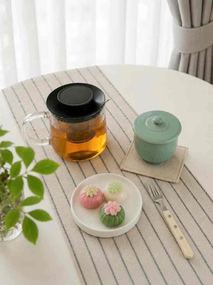 🍵連休、よろしくお願いしますか？

チュソクの休暇を過ごしていますか？
チュソクの翌日、残りの送片をいくつか取り出して暖かい 
お茶でゆったりとした時間をお過ごしください。
天気が寒くなると、最近はコーヒーよりもお茶があります。 
よく飲むようになりますね。

プレゼントされたティーセットにはいくつかの車が少しずつ 
聞いていて、今日はどんなお茶を飲むか選ぶ 
楽しみもありますね。

お兄さん〜残りの連休も幸せに過ごしてください。 🌿

＃連休に何をする＃コンスープ記録集＃今日の庭
＃ティータイム＃曲折＃イケアティーポート
＃シエルデザートフォーク＃チャールカーテン＃送り
#イケア 