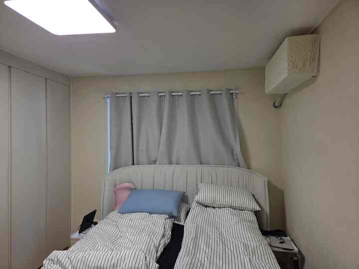 2つのベイアパートメントで、寝室の窓側の外風も少し気になり、蜂蜜のための快適さが必要で、今回は暗幕カーテンを新たに取り付けてみました。壁にキズが出るのが負担になってムタゴンで選んだんですけど、ぴったり取り付けられるほど設置が本当に簡単だったんですよ！ 

ふわふわのストライプパターンの寝具とかわいいパステルトーンの枕が置かれたふわふわのベッドヘッドで落ち着いたグレーのカーテンをつけてくれたら、光の遮断はもちろん、寝室の雰囲気まで一層、よりふんわりと断定されたようで大満足です。  

視野をふわふわ隠す暗幕カーテンのおかげで、最近、私たちの夫婦の週末の朝眠りがさらに甘くなりました。隣人は寝室をより快適にするためにどんなアイテムを利用していますか？蜂蜜を呼ぶ隣人だけの優しい寝室のインテリア蜂蜜チップや愛着寝具ブランドがあるなら私にもオススメしてください！

＃新婚夫婦の日常＃新婚旅行のインテリア＃構築2ベイ＃構築アパートのインテリア＃ホワイトウッドのインテリア＃寝室のインテリア＃お部屋のインテリア＃寝室の装飾＃オンラインハウス＃今日の家＃ホームカフェ＃暗幕カーテン＃ストライプ寝具＃新年の日常＃コンスープ記録