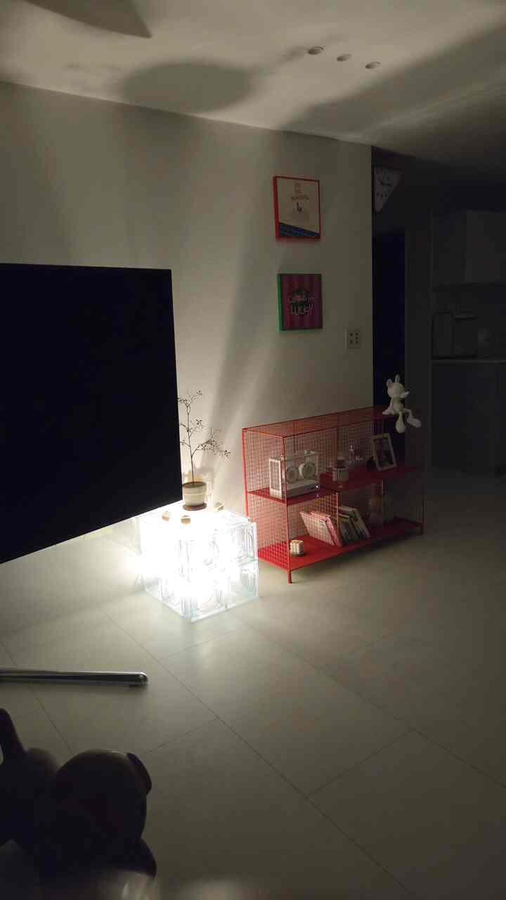 
＃インテリアアクセサリー＃フォーカスグループ 

照明はインテリアにとても重要でしょう。
私の家にはいくつかの照明があります。
その中でもインテリアポイントとなる照明があります。
まさにガラスブロック照明です。
引っ越す前からガラスブロックに差し込まれて
インテリアにぜひ入れたかったです。
だから思ったのがセルフでガラスブロック照明を作ることでした。

ガラスブロックは配送を受けてから苦難です。
めちゃくちゃ重くて、ぜひどんな部分なのかは壊れてきます。
耳の片方が壊れていませんでした。
透明シリコンで貼り付けて保守工事をしました。
これはとても重いですか？
片面を4枚貼り付けるので、本当に重くて持ち上げることも大変です。
とにかくコンセントの近くの壁に貼ります。 
6面体のうち3面だけ作りました。
ガラスとガラスは透明シリコーンで接着して一日乾かしておきます。

一番上の部分は照明を入れた減らし便利にするため
別途アクリル板を注文して載せただけです。
中に入れた照明はUSBタイプの照明です。 
上にディフューザーを載せていた製品をプレゼントいただきました。
ディフューザーを使い切ってしまうのも惜しいじゃないですか。
だから照明として活用しました。 
ガラスブロックの中に入れると、どこにでも光が広がっていきます。
そんなにきれいではありませんね。

完成して初めて照明をつけた時は 
思った以上にとてもきれいに仕上がって 
満足度が高かった記憶があります。
私たちの家の夜のインテリアポイントガラスブロック照明
私の手が埋まっていて、より愛情のあるインテリアテムです。

＃家の装飾＃家のスタジアム＃構築アパートのインテリア#ガラスブロック照明 #ガラスブロックdiy


