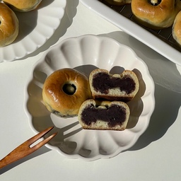 황남빵🫘🥮
추석 기념으로 만들어본 황남빵!
얇게 펼친 만주반죽에 통팥앙금을 가득 넣어 동그랗게 빚어준 뒤 오븐에 구워주면 완성이에요😀✨️
반죽보다 팥앙금이 훨씬 많이 들어가서 성형할 때 쪼꼼 힘이 들지만...!
한 입 베어물면 팥앙금 가득✨️
진짜 맛있어서 계속 집어먹게 된답니다👀💖 
#경주빵 #황남빵 #베이킹 #홈베이킹 #baking #연휴에뭐하집 #homebaking #추석 #맞팔 #맞팔해요 #소통 #소통해요