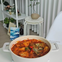 #쮸스토랑
명절 지났으니 전 찌개🍲
다진마늘도 팍팍 파랑 고추도 송송🧄🌶
고춧가루 팍팍 풀어서 끓여보았다
튀김옷이랑 전이 국물을 다 빨아먹으니
물은 생각보다 좀 더 많이 잡고
간은 참치액이랑 쯔유로 간단히 해주기
차례는 지내지 않는데도 우리가 좋아한다고 
모이기만 하면 전 굽고 튀김하는 울 엄마
미안하고 넘 고마워요🥺🤍
#콘수프기록집 #오늘의우리집 
#홈쿡 #홈스토랑 #온더테이블 #테이블세팅 #플레이팅 #플레이팅필살템 #플레이팅꿀팁 #햇살존 #접시 #접시추천 #홈메이드 #집밥 #자취요리 #자취생밥상 #먹스타그램 #오브제 #소품 #소품추천 #오브제추천 #맞팔 #전골냄비