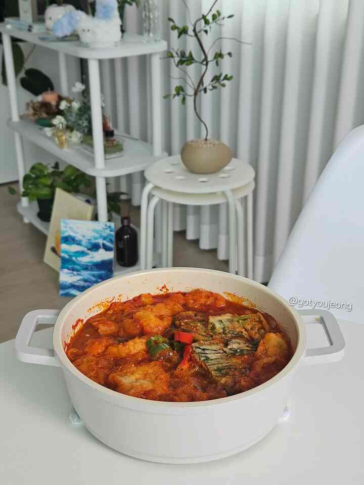 #쮸스토랑
祝日が過ぎたので私はチゲ🍲

みじん切りにんにくもパクパク青唐辛子もソンソン🧄🌶
小麦粉パックパックをゆでて煮込んだ。

揚げ物と転移スープをすべて吸います。
水は思ったより少し持ちます。
肝臓はマグロとツユで簡単にしてください

ターンは過ごさないのに私たちが好きだと   #홈스토랑 #온더테이블 #테이블세팅 #플레이팅 #플레이팅필살템 #플레이팅꿀팁 #햇살존 #접시 #접시추천 #홈메이드 #집밥  #오브제 #소품 #소품추천 #오브제추천 #맞팔 #전골냄비