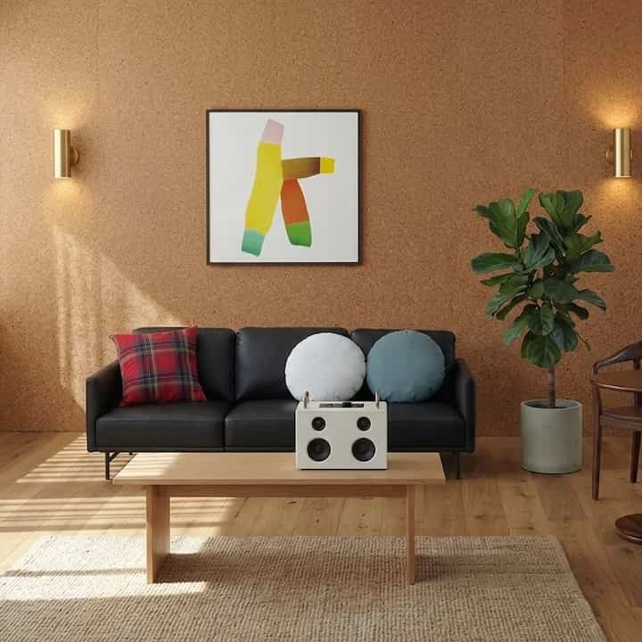 空間に感覚を加えるレイヤードスタイリング🖼️🛋️
ブラックレザーソファ中心の濃厚な雰囲気に 
カラフルなアートフォトフレームでポイントを与え、 
クラシックな木製のサイドテーブルとコーナー 
スペースまで完璧に活用しました。
テクスチャが生きているコルクの壁と穏やかな壁の照明 
活用すれば、より暖かい雰囲気を演出できますよ🌿

インテリアデザイン#コルク
