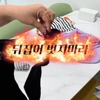 저는 빨래를 개는 것보다
종류별로 나누는 게 더 귀찮더라고요😂

아이 옷은 잠옷·외출복으로 나누고,
잠옷이나 속옷은 그냥 서랍에 쏙!

외출복만 옷걸이에 걸어 정리하고 있어요.

완벽하게 정리하려고 하면 빨래가 일이 되니까
제가 꾸준히 할 수 있는 방법으로 정착했어요.

그런데 문득 궁금해졌어요.
다들 빨래 어떻게 정리하세요?

전부 예쁘게 개서 넣는 편인가요?

아니면 저처럼 안 개도 되는 건 과감하게 패스하시나요?👀

각자의 빨래 정리 꿀팁이 있다면
댓글로 공유해주세요🧺✨
#살림꿀팁 #육아일상 #콘수프기록집 #꽁꽁수납템 