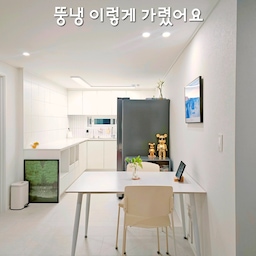 화이트톤으로 시공한 우리집.
깔맞춤 좋아하는 저에게 늘 거슬리는 존재가 있었으니..
바로 뚱뚱하고 칙칙한 냉장고!
옆면에 시트지를 붙일까 파티션으로 가릴까 고민 중이었어요.
그런데 이거슨 운명??!!
누가 멀쩡한 가벽을 버렸더라구요.
이고지고 와서는 깨끗이 닦아주고 세워봤어요:)
전체적인 톤과 비슷한 흰색으로 가려주니 주방이 다 환해보이는 것도 같고.
한편으론 천장까지 막혀버리니 더 답답해보이는 것도 같고.
오친님들이 보시기엔 어떤게 더 나은가요?
지금 3시간째 노려보며 고민중이에요🤔ㅎㅎ
#인테리어노하우 #콘수프기록집 #냉장고꾸미기 #냉장고인테리어 #냉장고자리 #냉장고가벽 #냉장고가리기 #냉장고가리개 #냉장고파티션 #가벽 #가벽인테리어 #가벽파티션 #가벽설치 #가벽활용 #가벽분리 #가벽세우기 #파티션 #파티션인테리어 #파티션가벽 #파티션설치 #파티션활용 #타공가벽 #타공파티션 #우드가벽 #우드파티션 #화이트인테리어 #화이트 #화이트주방 #화이트우드 #화이트톤