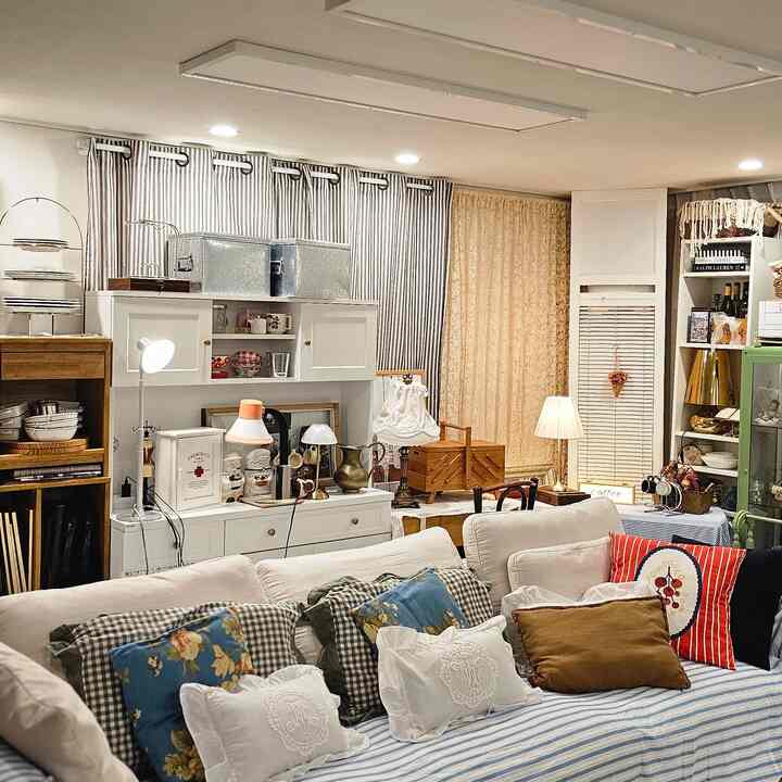 ＃すべてのビンテージホームカフェ＃あらゆる種類のビンテージ＃コンスープ記録
＃無印良品＃無印良品おすすめテム＃ハンソクボックス＃ホームカフェ場
＃アイエンジホーム＃キンポ収納場
＃ナヌベルコラボレーション＃ウイング家具＃ウッドインテリア＃ビンテージリビングルーム  
＃今日の私たちの家＃IKEA＃ファブリシェル＃ガラス収納

 ✔️いろいろな種類のビンテージ：[コージー+ヴィンテージ=ラブリー] 

「私は年齢ではなくヴィンテージになります」
Io Non invecchiando, divento vintage.
I enjoy decorating my home.

ロマンチック、ホワイト、ウッド、シェビー、コージー、ラスティック..🤍
最近、私はこのヴィンテージの言葉にはっきりしています。 🤍🤎

ヴィンテージムードを愛する私にとって
ヴィンテージは私に幸せそのもの、私のすべてです。

if you love vintage.. 
▪︎On.God.Vin.T.G▪︎

＃すべてのビンテージホーム＃ビンテージインテリア＃私たちの家フォトゾーン
＃ビンテージ＃ホームカフェ＃ホームスタイリング＃ホームカフェインテリア 

♡==============================♡

Happy ON.GOD Vintage time.
        :)♥︎

《ホームカフェ+ヴィンテージムード》=いろいろな種類のビンテージ✔️
🎀🤍 「ヴィンテージに狂った、人の家。」☕️🤎

■ カサラウム原木 カウォールパーティション
カサラウム原木の壁の仕切りでエアコンを覆いました。
横には<イケアビリー6段本棚>と一緒にミント色のガラス収納場<イケアファブリシェールガラス収納場>が置かれています。
■マンデーハウスアクアテックス4人ソファ 
マンデーハウス4人のソファを中央に2つ、隅に1つ
このように別に置いたが、三つを一つにつなげました。
家具も多く、家具も多い我が家ではただロマンだけでした。 🥹隅にソファ1つをつまんでください。 
別に置くと、よく座っていなくなりますよ…
リビングルームの中央に大きなソファがあります。
家が狭く見えますが、エキゾチックなヴィンテージの雰囲気があります。
■ナヌベル協卓3種（ベル/ベルデ/ベディ） 
白っぽいホームカフェゾンがなんだか退屈に感じられて
ナヌベル協卓3種を上に積みました。
従来にあった縦長の「イケアビリー6段本棚」は、 
ミント色<イケアファブリシェールガラス収納場>横へ〜  
整理されていない状態で乱雑です。
（私たちの家はよくない、いつもこんな姿ですが、笑）
:)♥︎

▪︎製品情報
ソファの隣）
•ルーバーシャッターホワイトウッドカーテンギャラリードア 
• カサラウムの木材の壁の仕切り 
• IKEA ビリー本棚 
•IKEAファブリシェールガラス収納 
ソファの後ろ）
•アルテオンマジック基本型マルバウ3段棚 
• ナヌベル協卓3種（ベル/ベルデ/ベディ） 
•アイエンジホーム金浦ホワイトシンプルホームカフェ場 
•無人洋品艦席ボックス 
•マンデーハウスアクアテックス4人ソファ 
•オルミオーロラLEDスタンド 
•モダンハウスルーエルバランスカーテン 
•シュトライフェンメタルウォールクロック 
• ホームビハイで高さ調節リビングスタンド 
 🤍🤎

  ♡==============================♡

 《あらゆる種類のビンテージホーム》
  フランスヴィンテージムード〜
  パリカフェ。
   :)♥︎

いろいろな種類のヴィンテージが飛び交う…♥︎
ヴィンテージムードが興奮した…♥︎
《On.God.Vin.T.G》

＃ビンテージムード＃ホームカフェを飾る＃vintageinterior 