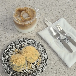 #콘수프기록집 #오늘의우리집 
다들 떡 좋아하세요? 
전 쑥떡, 찹쌀떡 요런게 참 맛있더라구요 
오늘 아침은 라떼에 쑥떡으로 🖤
.
.
.
#홈카페 #라떼 #유리잔 #유리잔추천 
#샷잔 #플레이팅 #플레이트 #플레이트접시 
#점박이 #접시 #블랙인테리어 #블랙소품
#블랙접시 #디저트접시 #디저트그릇 
#디저트타임 #아침 #일상 #맞팔 #소통