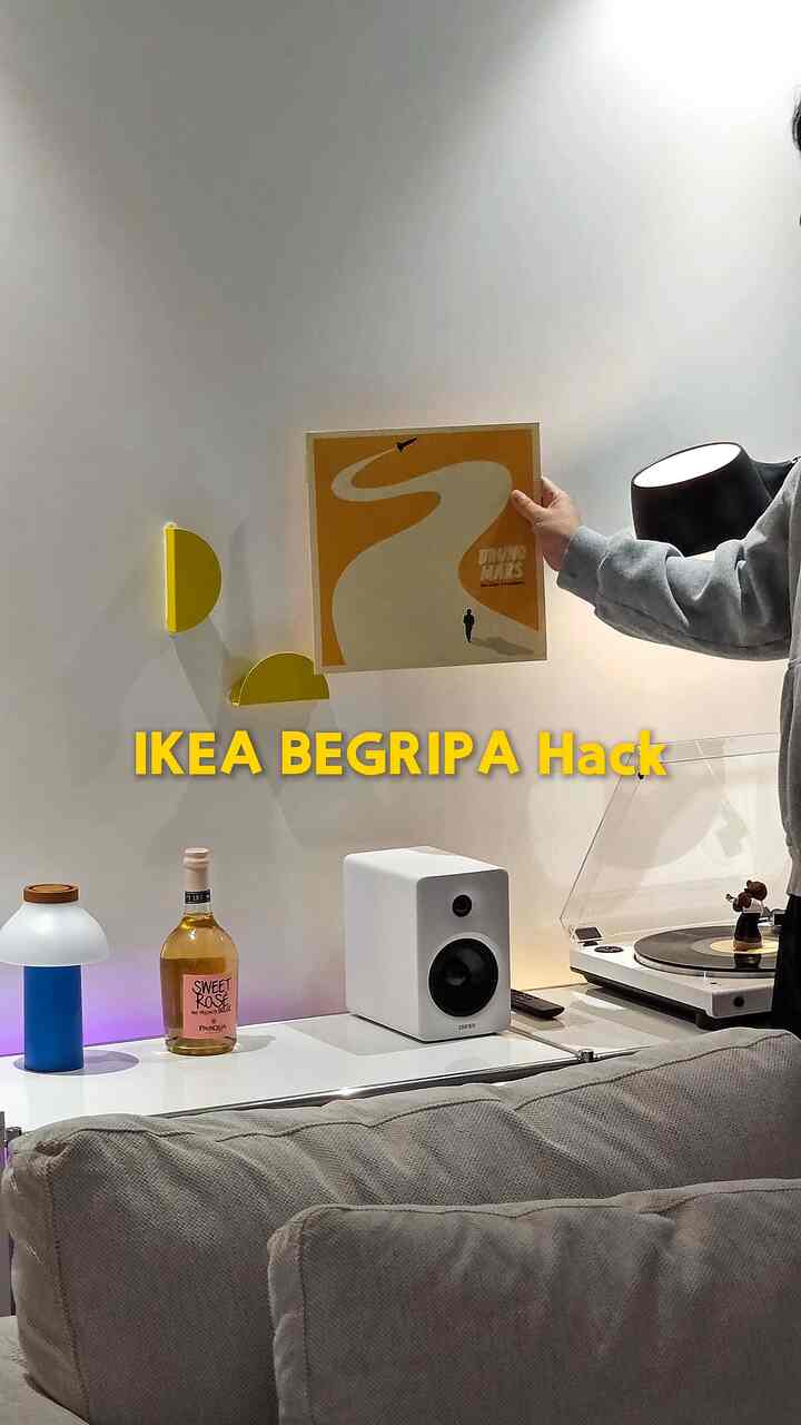 IKEAで6千ウォンに買ってきたベグリパ（BEGRIPA）ノブで壁掛けLPラックを作ってみました。
引き出しハンドル2本を合わせて壁に貼り付けるだけで、好きなバイニールを感性的に上げておくことができるミニマルなLP棚が完成します。 

釘を開ける必要なく、3Mコマンドのつま先テープを活用して貼り付けることで、自炊室や賃貸住宅でも壁紙の損傷を心配することなくすっきりと演出できます。
ただお金6千ウォンで退屈だった壁面に自分だけの小さな音楽LP空間を演出してみてはいかがでしょうか

＃イケア＃イケアハッキング＃ベグリパ＃BEGRIPA＃LP棚＃バイニラック＃ウォールデコ＃インテリアアクセサリー＃装飾＃デスクテリア＃ホームスタイリング＃セルフインテリア＃コンスープ記録集＃今日のガーデン 