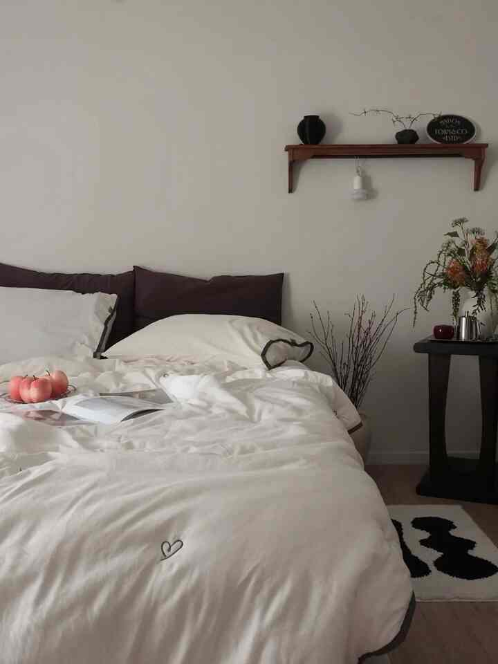 夏の掛け布団を覆って寒いので眠れません。
今寝具交換してください！
ふわふわの寝具にハート뿅뿅ポイントが可愛すぎませんか🖤

＃寝室スタイリング＃寝室インテリア＃寝具おすすめ＃秋寝具＃壁棚＃バルマット＃寝室ラグ＃サイドテーブル＃ムードランプ 