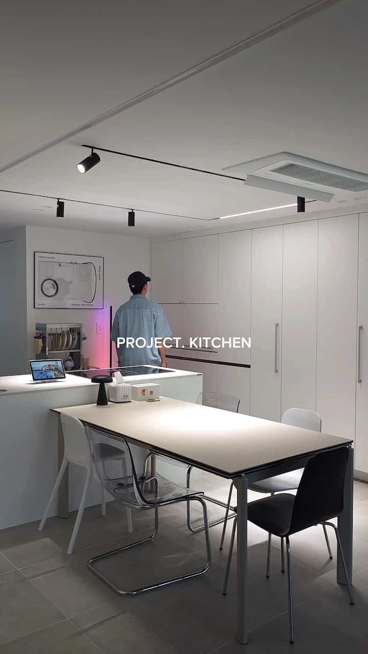 暑かった夏、暮らしながら進んだキッチンリモデリングは工事からまた定着まで長くて大変な旅でした。

10年書いた冷蔵庫の故障から始まったキッチン工事は、特別さと華やかさはなく平凡だが実用的な空間に変えることに集中しました。

収納を加え、私たちの家族が長い間一緒にいることができる空間になったようで、今の状況に最善を尽くしたようで私はかなり気に入っています。

＃キッチンインテリア＃キッチンリモデリング＃デスクテリア＃ホームカフェ＃モダンインテリア＃ホワイトインテリア＃インテリアフィルム＃アパートツリーモデリング 