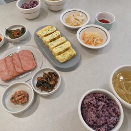 #예쁜템최고야 #콘스프기록집 
#시라쿠스 #카디날 국그릇이랑 밥그릇
반찬그릇까지 너무이뻐요ㅎㅎ
딱 봤을 때 빈티지하면서도 깔끔한 느낌이라
평범한 집밥 차려도 식탁이 예뻐 보여서 
기분까지 좋아지는 밥상입니다❤️🤍
레드포인트와 그린포인트 섞어서
사용하고있어요ㅎㅎ 
다른그릇들과 조화도 생각보다 너무좋아서
마음에 쏙 드네요
#시라쿠스 #시라쿠스카디날 #시라쿠스그릇 #시라쿠스식기 #밥그릇 #국그릇 #그릇추천 #예쁜그릇 #그릇세트 #식기추천 #테이블웨어 #홈카페 #집밥 #집밥식탁 #살림템 #주방용품 #주방살림 #살림기록 #신혼살림 #오늘의집 #오늘의집추천 #오늘의집콘텐츠 #오감리뷰 