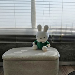 #현명한소비 딸아이 방 화장대 의자로 쓰려고 들인 수납 스툴인데, 정말 만능템이에요! 
​평소에는 의자로 쓰는데, 넉넉한 내부 수납 공간 덕분에 아이 인형들을 가득 채워 넣어도 깔끔하게 정리돼요. 게다가 뚜껑을 뒤집으면 우드 상판이 나와서 작은 소품이나 화분을 올려두기에도 딱이랍니다. 
디자인도 포근하고 활용도가 높아 만족스러운 '현명한 소비'예요!  
#콘수프기록집 #수납스툴 #화장대스툴 #스툴 #화장대의자 #다용도스툴