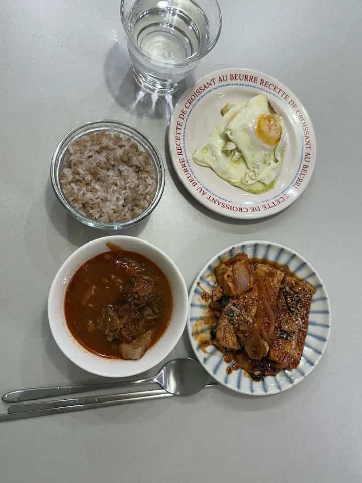 今日は時間が足りなくて急いで夕食を取らなければなりませんでしたが、健康ほどは見逃せず、タンダンジの割合を完璧に合わせた心強い食事で準備してみました。

白いインダクションの上でスパイシーな味付けにタマネギとネギをたっぷり入れた豆腐煮込みをボグルボル絞め、その隣のファンでは香ばしい卵フライを素早く焼き上げました。作りたてのチャールズ黒米飯とオルクハンキムチチゲまで加えて、端正な食器と感性的なフレンチレタリング皿に丁寧に移し入れるので、急いで着たものとは結構おもしろい新婚飯商が完成しました。スパイシーに絞られた豆腐煮物の上にゴマをソルソル振りかけて食卓に載せたら、おいしいビジュアルにご飯のボウルをたっぷり空になったんですよ。  

栄養たっぷりのおにぎりでお腹をしっかり満たしてから、一日の高さがサルル溶け落ちて優しいエネルギーが満たされる気分です。ご近所の方は、退勤後に忙しくて時間がないとき、味と栄養の両方をつかむためにふんだんに作っていただく隣人だけのチツキのおにぎりメニューがありますか？初心者のお父さんも失敗なくすっきり完成できる健康で美味しいディナーメニューがあれば優しくお勧めします！

＃新婚夫婦の日常＃新婚家のインテリア＃構築2ベイ＃構築アパートのインテリア＃ホワイトウッドのインテリア＃キッチンインテリア＃キッチン装飾＃新年の日常＃コンスープ記録集＃かわいいテム 