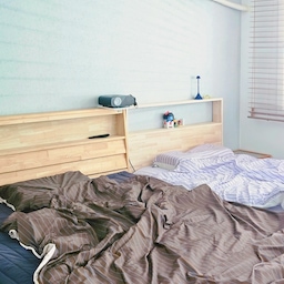 우리집에서 가장 우드우드한 공간🌲
밝은 나무결이 예쁜 고무나무 원목 침대프레임,
원목으로 직접 만든 침대 헤드,
햇살을 예쁘게 만들어주는 우드 블라인드까지♡
거기에 브라운 계열의 침구류까지 더해주면
깊어지는 가을과 잘 어울리는
아늑하고 따뜻한 우드 감성 완성이요:)
#우드인테리어 #우드 #우드블라인드 #우드스타일링 #우드톤 #우드톤인테리어 #우드가구 #원목 #원목가구 #원목인테리어 #원목침대 #원목침대프레임 #원목diy #diy #diy가구 #침실 #침실인테리어 #침실꾸미기 #침실스타일링 #침실가구 #침구 #침구세트 #침구추천 #침구인테리어 #침구스타일링 #침구세트추천 #알러지케어이불 #알러지케어 #알러지케어침구 #알러지이불
