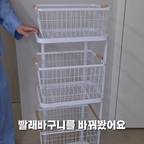 빨래는 매일 나오는데 빨래통 하나에 전부 넣어두면
세탁할 때마다 다시 분류하는 게 은근 번거롭더라고요 🧺

그래서 3단 빨래바구니를 사용하면서
아랫칸 / 중간칸 / 윗칸을 나눠 담아두고 있어요.

가로로 빨래통을 여러 개 놓지 않아도 되고,
3단으로 세로 공간을 활용하니까 세탁실도 한결 깔끔해졌어요✨

빨래가 쌓였을 때는 세탁기 앞으로 그대로 이동해서
분류해둔 빨래를 바로 꺼내 세탁할 수 있는 점도 편했어요.

매일 눈에 보이던 빨래도 깔끔하게 정리하고
세탁 동선까지 조금 더 편해진 요즘 세탁실🤍

메이앤홈 모노 베이직 이동식 3단 빨래바구니

#콘수프기록집 #빨래바구니 #메이앤홈 #세탁실정리 #빨래정리 #수납정리 #세탁실 #세탁실인테리어