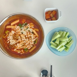 매콤달달한 치즈쫄볶이 + 개운하고 아삭한 오이 
매운맛은 통각이라 생각하는 맵찔이 중 1인으로
꽤 괜찮았던 추천조합😊
#콘수프기록집 #간편식탁 #떡볶이타임 #스테니 #스테니프라이팬 #알라바스터 #일상기록 #감사한일상