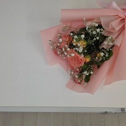 10월이 시작되고, 꽃다발이 두개나 생겼어요💐
생일축하로 받은 생화는 화병에 꽂아두고
미운네살 학예회를 위해 만든 엄마표 꽃다발은
아쉬워서 그대로 놔두었네요🥰
#꽃다발 #선물 #다이소조화 #풍선꽃다발 #엄마표
