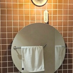 #오늘의집을통해제품을제공받아직접사용한후기입니다.

매일 사용하는 수건이라 촉감과 흡수력을 중요하게 보는 편인데, 이번에 사용해본 오늘의집 layer 40수 순면 수건은 전체적으로 만족스러웠어요.

제가 선택한 화이트 컬러는 깔끔하고 무난해서 
욕실 어디에 두어도 자연스럽게 잘 어울렸고, 
피부에 닿는 촉감도 부드러워 편안했습니다.
(욕실 외 다른 장소도 자연스럽게 잘 어울려요) 

순면 코마사 200g으로 제작되어 세안 후 
얼굴을 닦거나 샤워 후 사용하기에도 부담이 없었어요.

특히 일반 수건보다 10cm 더 긴 롱타월이라 
긴 머리를 감고 닦을 때 여유가 있어 편리했고, 
샤워 후 몸을 감쌀 때도 넉넉해서 편안했습니다. 
흡수력도 좋아 물기를 닦아낼 때 한 장만으로도 충분해 실용적이었어요.

유해물질 테스트를 통과한 OEKO-TEX 인증 원사를 사용했다고 하니 매일 피부에 직접 닿는 수건인 만큼 더욱 안심하고 사용할 수 있을 것 같아요.

부드러운 촉감과 넉넉한 길이, 깔끔한 디자인까지 
마음에 들어 데일리 수건으로 만족스럽게 사용하고 있습니다. 

깔끔하고 실용적인 수건을 찾으신다면 추천하고 싶어요 :)


#오늘의집레이어 #layer #오늘의집layer체험단 #호텔수건 #40수수건 #코마사수건 #수건추천 #욕실꾸미기 #레이어체험단2609 #맞팔 #소통