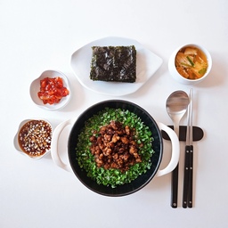 #콘수프기록집 #오늘의우리집
솥밥은 어떤 재료로 만들어도 다 잘 어울리죠!
다짐육을 간장 양념에 볶아 만든 소보로 올린
소보로솥밥이랍니다~
오징어젓갈, 나박김치, 조미김과 잘 어울려요😊
#솥밥 #한식 #집밥 #무쇠냄비 #솥밥냄비 #찬기 #종기 #무자기 #예쁜그릇 #도자기그릇 #커트러리 #수저받침 #맞팔 