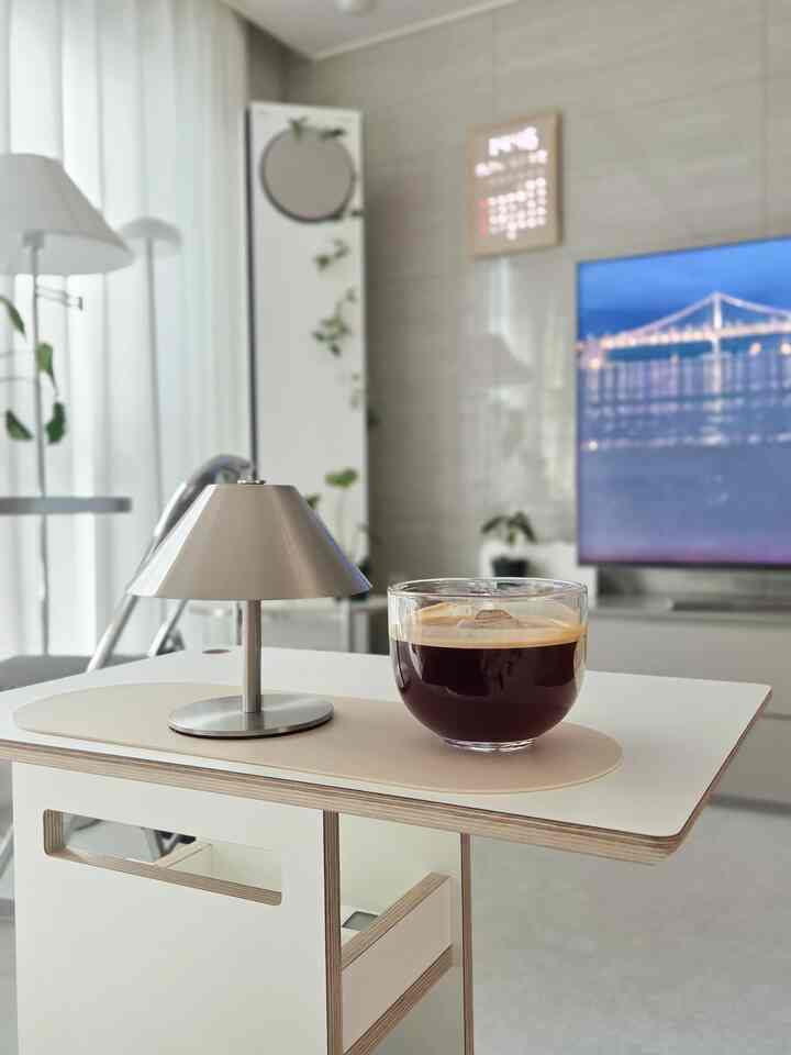 カプセルコーヒーマシンが1つあるから家で楽に
アイスコーヒーを飲むのはいいですね☕️🤍
コーヒーを食べたいから夫が降りたコーヒー！ 


＃賢明な消費＃コンスープ記録集＃リビングインテリア＃ホワイトインテリア
#ホームカフェ #ミッドセンチュリーインテリア #鉄テリア #鉄テン 