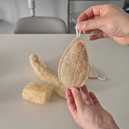자연 수세미를 2개월 정도 꾸준히 사용해보고 남기는 후기예요.
처음에는 조금 단단한 느낌이 있지만 사용할수록 조직이 자연스럽게 풀리면서 점점 부드러워져요. 거품도 풍성하게 잘 나는 편이라 설거지할 때 만족스러웠어요.
두 가지 버전이 있어서 용도에 따라 나눠 쓰기 좋은 것도 장점이에요.
원물 그대로의 자연 수세미는 조금 더 부드러워서 식기세척기에 넣기 전에 가볍게 애벌 설거지할 때 사용하기 좋았고, 압축 수세미는 조금 더 힘이 있어서 말라붙은 음식물이 있는 식기를 닦을 때 유용했어요.
수세미 조직이 촘촘하게 막혀 있는 형태가 아니라 구멍이 숭숭 뚫려 있어서 음식물이 사이사이에 박혀도 물에 흔들어 씻어주면 비교적 쉽게 빠져서 관리하기도 편했어요.
무엇보다 팍팍 삶아서 관리할 수 있다는 점도 마음에 들었어요. 매일 사용하는 제품인 만큼 위생적인 관리가 중요한데, 깨끗하게 삶아 사용할 수 있으니 더 안심하고 사용할 수 있었어요.
직접 2개월 정도 사용해보니 처음보다 점점 부드러워지는 사용감도 좋고, 용도에 따라 두 가지를 골라 쓸 수 있는 점도 만족스러웠어요. 이 정도면 믿고 사용해보셔도 좋을 것 같아요.
그리고 이우아여사는 이렇게 직접 써보면 실생활에 도움이 되는 물건들을 한곳에서 볼 수 있어서 좋아요. 살림하면서 ‘이런 것도 있으면 좋겠다’ 싶은 제품들을 찾아보기에도 괜찮은 것 같아요.
#콘수프기록집 #현명한소비 #이우아여사 #이우아여사수세미 #자연수세미 #천연수세미 #수세미 #주방수세미 #설거지수세미 #주방살림 #주방용품 #주방템 #살림템 #살림용품 #살림추천 #살림아이템 #주방아이템 #설거지용품 #설거지템 #애벌설거지 