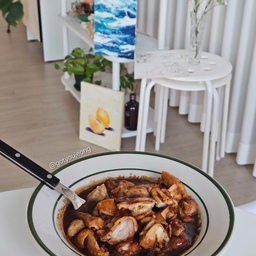 #쮸스토랑 
간장 찜닭 적금샷 가져왔다☺️
찜닭 소스가 들어있는 파우치를 받았는데
전자레인지에 닭다리살 사서 넣고
소스 주물주물한 뒤에 10분만 렌지에 돌리면 요리 완성!
별 기대 없이 조리했는데
진짜 10분만에 소스가 잘 밴
간장찜닭이 완성돼서 신기했다
맛도 나쁘지 않음!
다음에는 양파랑 감자도 넣어봐야쥥
근데 소스랑 파우치만 들어있는 가격 치고는
좀 비싼 것 같기도....
#콘수프기록집 #오늘의우리집 #홈쿡 #홈스토랑 #온더테이블 #테이블세팅 #플레이팅 #플레이팅필살템 #플레이팅꿀팁 #햇살존 #접시 #접시추천 #홈메이드 #집밥 #자취요리 #자취생밥상 #먹스타그램 #오브제 #소품 #소품추천 #오브제추천 #맞팔 #사브르커트러리 #사브르 #사브르포크 #10분쿡