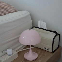 우리집 새로운 조명💡
집들이 선물로 루이스폴센 조명을 받게되어서
바로 언박싱해서 침대 옆에 뒀어요!
사진에 담기지 않는 영롱한 색감도
조명이 퍼지는 정도도 너무 마음에 들어요🩷
#예쁜템최고야 #루이스폴센 #루이스폴센조명 #무드등 #조명 #루이스폴센무드등 #콘수프기록집 #안방 #침대프레임 #납작멀티탭 #멀티탭