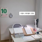 작은방에는 원래 화장대랑 제 책상만 있었는데
아이방에 있던 이동식 테이블을 가져와봤어요.

이동 가능한 테이블이라 필요할 때 옮기기 편하고,
자리도 크게 차지하지 않아서 작은방에서 쓰기 괜찮더라고요.

제 책상 앞쪽으로 붙여두니
각자 책 펴놓고 공부할 자리도 생기고
생각보다 공간 활용도 잘 돼요.

혼자 쓰던 방에 책상 하나 들어왔을 뿐인데
이제는 둘이 같이 앉아서 공부할 수 있는 작은 공부방이 됐어요~

저는 공부하고 아이는 숙제하거나 책 보고.
필요 없을 때는 다시 밀어서 옮기면 되니까
방이 좁을수록 이동식 테이블이 은근 유용하네요.

요즘 저녁에는 여기서 같이 공부하는 중📚

#작은방꾸미기 #공부방꾸미기 #작은공부방 #이동식테이블 #책상꾸미기 #공부방인테리어 #작은방인테리어 #공간활용 #홈오피스 #책상인테리어 #콘스푸기록집 #군인관사