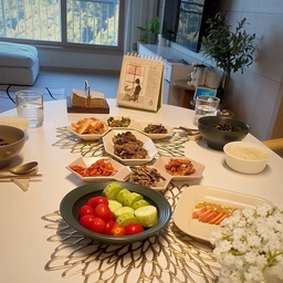 #콘수프기록집 #오늘의우리집 
평소엔 간단히 먹는 아침이지만,
오늘은 남편 생일이라 한식으로 차렸어요~🍚
거창하진 않아도 마음 담은 생일 아침상 🎂
#생일상 #남편생일 #아침식탁 #한식밥상 #집밥 #식탁스타일링