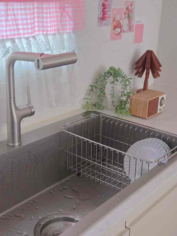 ＃五感レビュープログラムを通じて製品を提供され、直接使用してスタイリングした後期です。

夢に描いた四角シンクボール施工しました🤍

実は私の家！入居してから2年も経たない新築アパートです。
正方形シンクボール施工をすごく悩んでいました。

それからワイドなサイズに機能まで素晴らしい
[ククエバーシャイン正方形シンクボール]を知った後、施工設置まで完了しました！

いいえ、これは本当になぜ悩んだのですか？とてもきれいですね🤍

キッチンの雰囲気もすっきりし、皿洗いスペースも
はるかに広くなって本当に満足しています！

[ ククエバーシャイン 正方形シンクボール 982 流し台オールステン ] 
積極的に推薦するさまざまな理由を紹介しましょう🙌

まず、他の製品とは明らかに異なるクオリティ＆パフォーマンス！
5面にエバーシャインナノコーティングを適用して水や汚れが少なく清掃がしやすく毎日煩わしく洗浄する必要なく水でのみ洗っても清潔さが長く維持されています:)

 そして、既存のシンクボールに比べて縦横にすべて長くなり、深さ感が深く、そのおかげで正方形の形で大きな鍋やフライパンを洗うときも水が外にほとんど飛びません。以前は、水があまりにも飛び散って流し台をやっていましたが、今やる必要はありません。

ククスクエアシンクボールはワイドなシンクボールに4wayの受電です。 
使いやすく便利で用途によって受電形態を異ならせて使えるから実用性まで最高👍

 低騒音＆防音レイヤー設計で遅い時間皿洗いしても騒音心配なくステンで作られた排水口と水栓のおかげですっきり衛生的に保つのにぴったりです。 

キッチンリモデリングやシンクボールの交換など 
キッチンインテリアを悩んでいる方には強くお勧めします:)

いつもの正方形シンクボールの施工について気になっていた方々もコメントを残していただければ、丁寧にいっぱいに答えておきますよ🫶
​​
＃クックシンクボール＃ククシャンシンクボール＃四角いシンクボール＃シンクボール交換＃キッチンリモデリング＃キッチンインテリア＃キッチンスマートフォン＃キッチン用品おすすめ＃皿の地帯#コンスープ