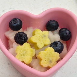 #콘수프기록집 #오늘의우리집 1
어제는 아이 어린이집 소풍날이었어요!
점심 전 간단하게 먹을 간식도시락을 준비하래서 고민이 많았지요🤭
양이 넘 많아도 안되고 적어도 안되고
첫 도시락이니만큼 예뻐야하고(?)
ㅋㅋㅋ 저는 도시락 로망이 있거든요❤️
그래서 도시락 관련 용품을 가득 준비해놨는데
간단한 과일 도시락이라 아쉽지만 예쁘게 모양내서 만들어줬답니다
배를 크링클커터로 잘라 물결을 살린 후 
꽃모양 틀로 모양내주었어요!
뚝딱 예쁜 과일도시락 완성!!
아쉬우니까 고구마 몇조각과 블루베리 추가❤️
맛있게 싹 비워먹고 왔네요 ㅎㅎ
#육아 #육아일상 #도시락 #아기도시락 #과일도시락 #예쁜도시락 #맞팔 #맞팔해요 #소통 #소통해요 #맞팔소통 #환영 #환영해요