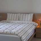 가을맞이 베딩 변경💤
모던하우스에서 취향저격 침구 발견했어요!
사각거리는 이불 좋아하는데 사각거리고 폭닥함까지 ㅎㅎ
스트라이프 패턴이라 프레임에도 넘 잘어울리더라구요!

새로 들인 스칸디아 스테온 프레임도 은은한 조명도 있고
따뜻한 우드색이라 요즘 가을날씨에도 딱이에용

거실 식탁에서도 예쁜 꽃 두고 기분전환하는 요즘..!
무화과 막차까지 탔습니다 헤헤

#오늘의우리집 #콘수프기록집 #베딩추천 #가을인테리어 #거실꾸미기 #식탁인테리어 #침대프레임 #침실인테리어
