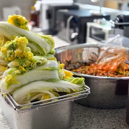 #연휴에뭐하집
연휴에 뭐 하냐고요? '김치 공장' 가동했습니다 🥬✨
이번 연휴엔 정말 조용히 푹 쉬려고 했거든요? 🫠 그런데 연휴 전에 마트에 장 보러 갔다가... 행사 중인 배추 비주얼이 어찌나 싱싱하고 실하던지, 저도 모르게 그만 홀린 듯이 카트에 담아버렸지 뭐예요 🛒
게다가 때마침 쪽파랑 부추, 무까지 할인 행사를 하고 있더라고요? '이건 진짜 운명이야!' 하며 김치 재료들을 아주 넉넉하게 품에 안고 집에 돌아왔답니다 🤭
이틀 동안 온종일 주방에서 부지런히 움직이며 완성한 저만의 알찬 연휴 기록 풀어볼게요 📝
▪️ 1일 차 : 밑작업의 날 사 오자마자 싱싱한 쪽파랑 부추부터 꼼꼼하게 다듬고 깨끗이 씻어 물기 빼두기 🌿 (시작이 반이라고, 이거 해두면 마음이 얼마나 홀가분한지 몰라요 😉) 
▪️ 2일 차 : 배추 절이기 & 양념 뚝딱 먹기 좋게 배추를 정성껏 절여두고, 배추가 절여지는 동안 칼칼하고 맛있는 김치 양념장을 척척 만들어 줍니다 🔥 
▪️ 예상치 못한 대반전 (깍두기 탄생 🧊): 양념을 만들다 보니 생각보다 양이 꽤 넉넉하게 남았더라고요? 😅 이 맛있는 양념을 그냥 둘 순 없죠! 부랴부랴 무도 몇 개 슥슥 썰어 넣어 아삭시원한 깍두기까지 알차게 함께 버무려버렸답니다 🤍
이렇게 해서 배추김치 한 통 반에, 든든한 깍두기 한 통까지 완성 ✌️
몸은 좀 뻐근해도 냉장고 가득 채워진 김치통을 보고 있으니 배가 다 부른 것 같아요 🤎 이 맛에 힘든 줄도 모르고 자꾸 주방 일을 벌이나 봐요 🪄
#연휴일상 #김치담그기 #배추김치 #깍두기 #김장일기 #주부일상 #살림기록 #홈쿡스타그램 #주부스타그램 #살림노하우 #소확행 #냉장고채우기
