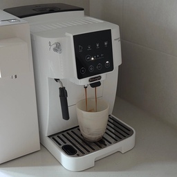 우리집 전자동커피머신 드롱기마그니피카☕️
이사오기 전에는 작은 캡슐커피머신을 쓰다가
이사오면서 전자동 커피머신으로 바꿨는데
만족도가 엄청 높은거 있죠...!
좀 더 청소해줘야할 곳이 생기긴 했지만
커피맛도 훨씬 진하고 스팀까지 가능해서
진짜 카페가는 일이 확 줄어들었어요🙂
#커피존완성템 #홈카페 #전자동커피머신 #커피머신 #드롱기 #드롱기커피머신 #마그니피카 #드롱기마그니피카 #알라바스터 #유리컵 #예쁜컵 #정수기