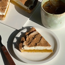 단호박파이🎃🥧
후숙이 잘 된 단호박을 가득 넣어 만들어본 파이!
파이지부터 단호박필링...! 다 구워진 파이에 올릴 크림까지...!
손이 많이 가지만 그 만큼 맛있답니다🥹💛
향신료맛 가득 나는 것이 좋아서 시나몬가루에 넛맥까지 넣어주었더니 더 더 맛있어졌답니다💖
#단호박파이 #단호박 #파이 #베이킹 #홈베이킹 #baking #homebaking #맞팔 #맞팔해요 #소통 #소통해요