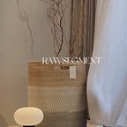 제품제공 | 로세그먼트(RAWSEGMENT) MAJAR BASKET

자연소재의 아름다움을 모던한 디자인과 섬세한 장인의 손길을 더해 현대적으로 해석한 라탄 바스켓을 소개합니다.

탄탄한 위빙, 넉넉한 수납력, 내츄럴/화이트/블루그레이 세가지 톤의 섹션으로 다양한 공간에서 여러가지 해석으로 활용이 가능하네요.

상세페이지의 이미지보다 실제로 보는 색감이 훨씬 더 은은하고 고급스러워요. 장인의 손으로 직접 엮어서 만든 MAJAR 바스켓은 그 짜임새가 일정하고 전체적인 비율이나 쉐입, 마감이 훌륭하네요.

때문에 단순 바구니로만 활용하기에는 아쉬운 마음.
말린 버드나뭇가지와 함께 오브제처럼,
뚜껑을 덮어서 사이드 테이블로,
블랭킷이나 베드스프레드 처럼 일상에서 자주 꺼내쓰는 패브릭의 수납으로 공간 곳곳에서의 연출이 가능했어요.

일상 공간에 오래 머무는 가치,
로세그먼트와 함께합니다.

"RAWSEGMENT로부터 제품을 무상 제공받았습니다."

#콘수프기록집 #예쁜템최고야 1
#바구니 #라탄바구니 #라탄바스켓 #바스켓 #라탄소품 #핸드메이드 #오브제 #로세그먼트 #릴스 #체험단 