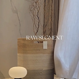 제품제공 | 로세그먼트(RAWSEGMENT) MAJAR BASKET
자연소재의 아름다움을 모던한 디자인과 섬세한 장인의 손길을 더해 현대적으로 해석한 라탄 바스켓을 소개합니다.
탄탄한 위빙, 넉넉한 수납력, 내츄럴/화이트/블루그레이 세가지 톤의 섹션으로 다양한 공간에서 여러가지 해석으로 활용이 가능하네요.
상세페이지의 이미지보다 실제로 보는 색감이 훨씬 더 은은하고 고급스러워요. 장인의 손으로 직접 엮어서 만든 MAJAR 바스켓은 그 짜임새가 일정하고 전체적인 비율이나 쉐입, 마감이 훌륭하네요.
때문에 단순 바구니로만 활용하기에는 아쉬운 마음.
말린 버드나뭇가지와 함께 오브제처럼,
뚜껑을 덮어서 사이드 테이블로,
블랭킷이나 베드스프레드 처럼 일상에서 자주 꺼내쓰는 패브릭의 수납으로 공간 곳곳에서의 연출이 가능했어요.
일상 공간에 오래 머무는 가치,
로세그먼트와 함께합니다.
"RAWSEGMENT로부터 제품을 무상 제공받았습니다."
#콘수프기록집 #예쁜템최고야 1
#바구니 #라탄바구니 #라탄바스켓 #바스켓 #라탄소품 #핸드메이드 #오브제 #로세그먼트 #릴스 #체험단 