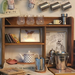 #homecafe #coffee #jazz
#웜톤인테리어 #빈티지감성 #우드 #빈티지
#온갖빈티지 #콘수프기록집 #우리집추구미
#원목가구 #스페이스룸 #리브 #우드선반장
#홈카페투어 #홈카페 #우리집인테리어기록 
#카페 #그릇장 #빈티지가구 #큰바다가구점
#빈티지선반 #빈티지홈카페 #우드인테리어
#홈카페꾸미기 #빈티지인테리어 #집꾸미기
#빈티지 #빈티지분위기 #빈티지무드 
_______________________________________________
             ■■■  On.God.Vin.T.G  ■■■
_______________________________________________
♥︎ 온갖 빈티지가 난무하는...♥︎ 
      🏡 온갖빈티지홈 🏡
{ 온갖빈티지홈 웜톤 인테리어 빈티지 무드 }
위 ) 큰바다가구점 크래프트 벽걸이 빈티지 선반 
아래 ) 스페이스룸 리브 1200 3단 선반장 
____________________________________________
             ■■■  On.God.Vin.T.G  ■■■
____________________________________________
온갖 빈티지
이 빈티지 무드가 좋아서...♥︎
집에 있는 시간이 행복하다.
       Happy ON.GOD Vintage time.
        :)♥︎
♥︎==============================♥︎
 《 온갖빈티지홈 》
   프랑스 빈티지 무드~
   Paris Cafe.
   :)♥︎
온갖 빈티지가 난무하는...♥︎
빈티지 무드가 흥건한...♥︎
《 On.God.Vin.T.G 》