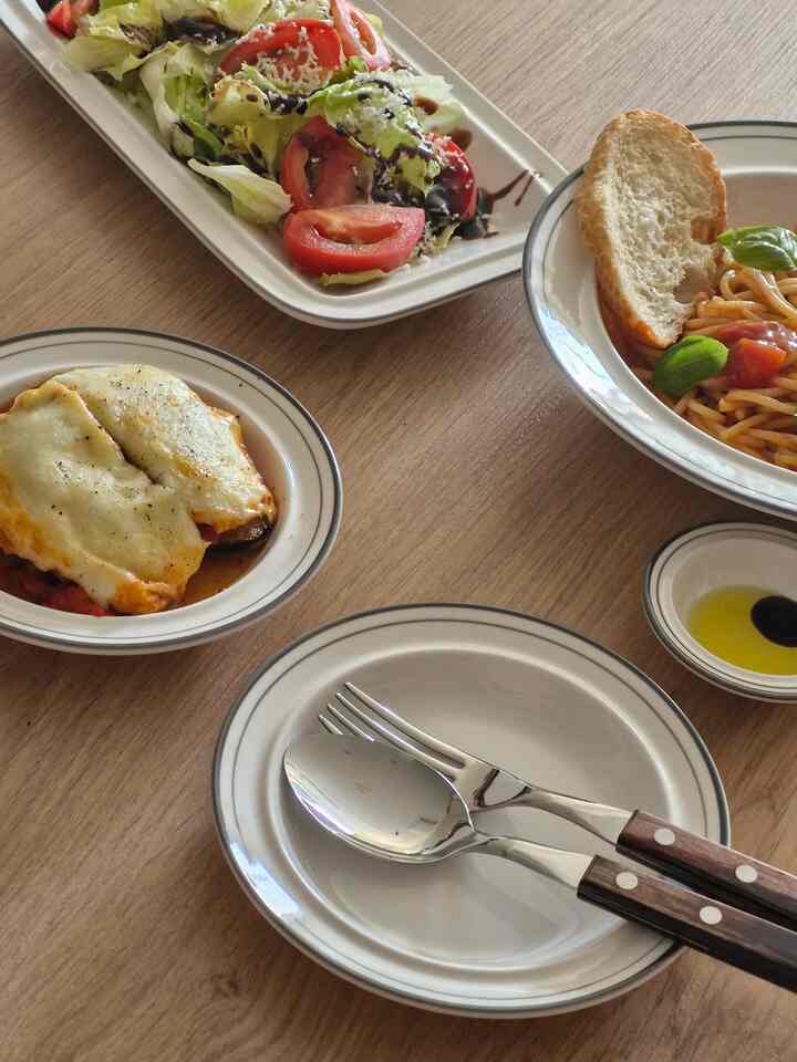 落ち着いた色味が魅力的なユンド磁器皿に好きなサラダとパスタで食卓をつけます🍝 
＃コンスープ記録集