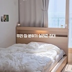#제품협찬
#오감리뷰 셀렉션 프로그램을 통해 제품을 제공받아 직접 사용하고 스타일링한 후기입니다.

침대를 넣으면 더 좁아 보이지 않을까?
이런 걱정을 해결해 준 레인 3단 LED 수납침대!

33평형 저희 집 작은 방에 Q 사이즈로 뒀는데,
생각보다 자리 차지 크게 하지 않고
오히려 그전보다 방다워진 느낌이라
매우 만족스러운 제품이에요!

부피 큰 짐들 넣기 좋은 벙커 수납과
매일 쓰는 용품, 옷 등을 넣기 좋은 3단 측면 서랍,
그리고 LED 조명과 콘센트가 있는 헤드 쪽에도
컵이나 소품들 두기 좋아서
이름답게 수납력 갑이더라고요!

집이 좁지만 침대와 수납장이 필요한 분들이나
원룸, 자취하는 분들에게 더욱 추천하고 싶은 침대예요. 침대와 수납장을 굳이 따로 사지 않아도
한큐에 해결해서 공간 효율을 높이기 좋답니다!
⠀ 
⠀ 
 ⠀ ▫️데일리리빙 레인 3단 LED 수납 침대 네츄럴 (헤드/QK)