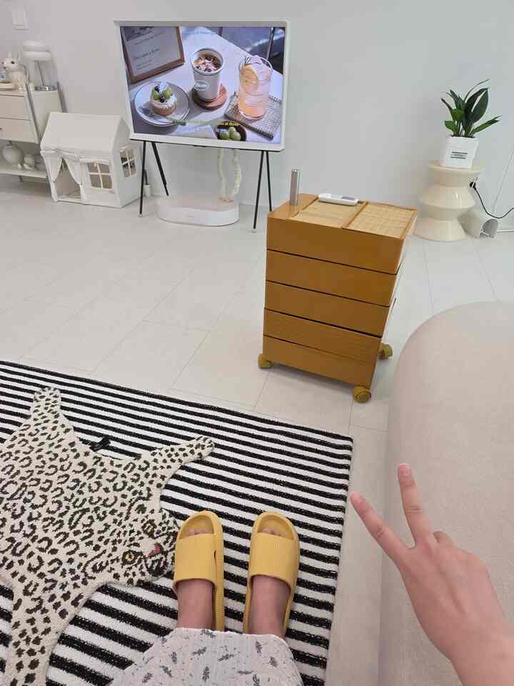 テレビは本当に好きです。 
きれいなフレームと足のラインが本当に魅力的で、
何よりも体積感が大きくないので、リビングルームが広く見えます。
綺麗な画面を一つにしておくと雰囲気が変わります✨️💛

＃賢明な消費＃サムスンシェリフ
＃テレビ＃新婚旅行＃新婚夫婦＃赤ちゃんの家＃ラグインテリア 
＃猫の家＃猫＃ホワイトインテリア＃新婚家の装飾 
＃無風エアコン＃インテリア＃構築リモデリング＃コミュニケーション＃良い