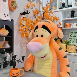 🍽️👻🐯
티거도 깜짝 놀란 으스스한 우리 집! 👻🕷️
거미줄에 유령, 해골까지 출동해서 완벽하게 할로윈 무드 완성?인가요?
오늘의 특별 손님은 바로 긍정왕 티거!🐯🧡
귀여운 호박 머그잔에 따뜻한 커피 한 잔☕️
그리고 무화과 브런치까지 정성껏 차려드렸습니다요 ㅋㅋㅋㅋㅋ
근뎃 9:16 사이즈사진이라
위아래가 다 잘려버리네요ㅠㅠ  
3:4세로로 찍었어야했다능ㅠㅠ
9:16도 올릴 수 있게 해달라요ㅋㅋㅋㅋㅋ
#오늘의우리집 #콘수프기록집
#할로윈인테리어 #할로윈소품 #할로윈꾸미기 
#할로윈파티 #홈브런치 #홈카페
#플레이팅 #홈카페 #홈카페그램 #인테리어소품 #집꾸미기 #거실인테리어 #맥시멀리스트 #온더테이블 #오늘의식탁 #집밥스타그램  #halloweendecor
#맥시멀인테리어 #클러터코어
#귀여운인테리어 #맞팔 #소통 

