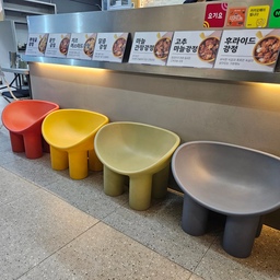 전통시장 통닭거리에 딝강정 집이 보여서 들어갔는데 . 알록달록한 대기 의자들이 돋보였어요.
3가지맛 닭강정도 맛있었구요. 사길 잘했다! 
#닭강정 #치킨강정 #가라아게 #현명한소비 #콘수프기록집 #먹기록 #취미 #취향 #맞팔 #소통 