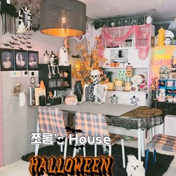 리얼 할로윈 오픈! 🎃☠️
이번 할로윈도 끝장냅니다! 🕷️🕯️
할로윈 진심 모드 ON
게스트하우스 아니쥬
고스트하우스로 변신 완료! 놀러 올 사람? 👋
거실과 연결되는 식탁 한편을 
가득 채운 할로윈 소품들! 
대형 해골 친구랑 미니 해골, 거미줄, 그리고 분위기 깡패인 조명까지! 🔥
저녁에 불 끄고 조명만 켜두면 
진짜 고스트 하우스가 따로 없어요ㅋㅋㅋㅋ
 👻 (저녁 불끄고 술파티분위기도 낋여올게요)
안무섭냐고요? 우리집인데 무서울리가요ㅋㅋㅋㅋ
우리 집 귀요미 라봉이는요?
순진무구해서 
해골이 뭔지 몰라요 별 관심 없어요ㅋㅋㅋㅋ
모두모두 해피 할로윈!
#콘수프기록집 #예쁜템최고야
#할로윈인테리어 #할로윈집꾸미기
#소통 #맞팔 #할로윈소품 #홈파티 
#할로윈 #할로윈파티 #홈파티 #집꾸미기 #인테리어 #거실인테리어 #집스타그램 #방스타그램 #랜선집들이 #고스트하우스
#귀신의집 #대형해골 #분위기맛집 #감성인테리어 #오늘의집 #halloween
#셀프인테리어 #소품샵#엽기 #엽기적인그녀
