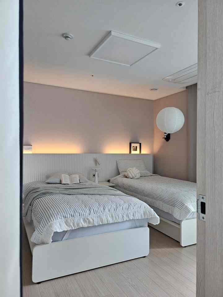 #ホテルみたいな
それぞれベッド使用で睡眠の質が上がるホテルのような我が家の寝室🫠 
近いうちにふわふわの寝具に変えなければなりません！🤍

＃コンスープ記録店＃寝室＃寝具＃ホテルベッド＃ツインベッド＃ハンサム＃ハンサムベッド＃寝室インテリア＃寝室飾り＃寝室スタイリング＃お部屋＃整理整頓＃今日の庭＃